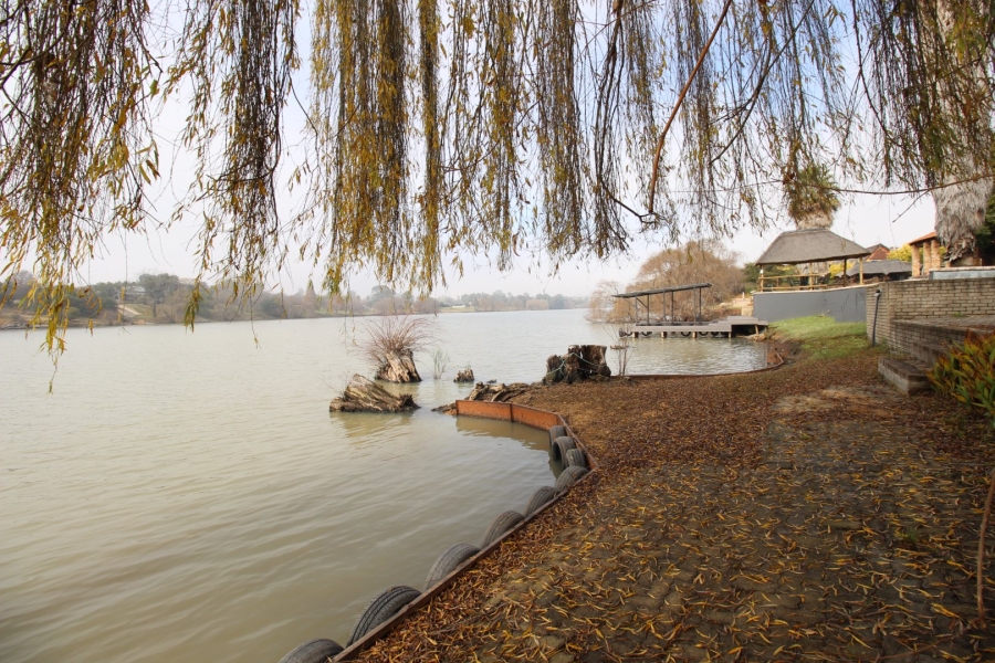 4 Bedroom Property for Sale in Lake Deneysville Free State